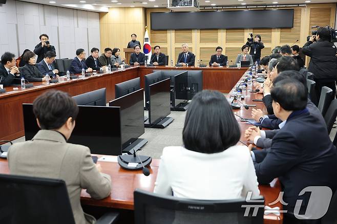 더불어민주당 초선의원 모임인 '더민초' 대표인 이재강 의원이 2일 서울 여의도 국회 의원회관에서 열린 조국혁신당과의 합당 관련 더민초 간담회에서 의원들과 대화하고 있다. 2026.2.2/뉴스1 ⓒ News1 신웅수 기자