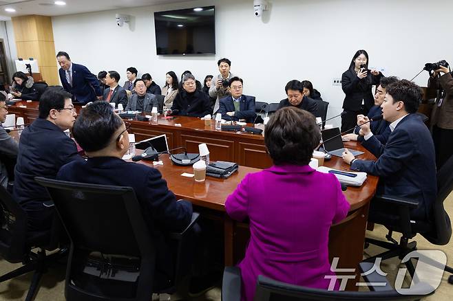 이준석 개혁신당 대표가 3일 서울 여의도 국회 의원회관에서 열린 국민의힘 대안과미래 주최 '위기의 한국 보수에 대한 진단과 해법!' 토론회에서 기조발언을 하고 있다. 2026.2.3/뉴스1 ⓒ News1 유승관 기자