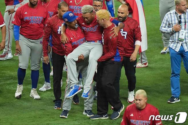 에드윈 디아즈(가운데)는 2023 WBC 8강 진출 확정 후 오른쪽 무릎을 다쳐 수술을 받았다. ⓒ AFP=뉴스1