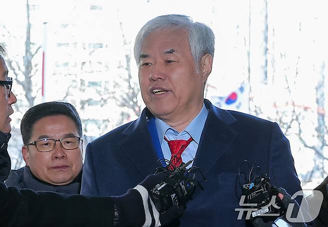 서부지법 난동 사태를 선동한 혐의를 받고 있는 전광훈 사랑제일교회 목사가 지난달 13일 서울 마포구 서울서부지방법원에서 열린 구속 전 피의자 심문(영장실질심사)에 출석하며 취재진의 질문에 답하고 있다.  2026.1.13/뉴스1 ⓒ News1 김성진 기자