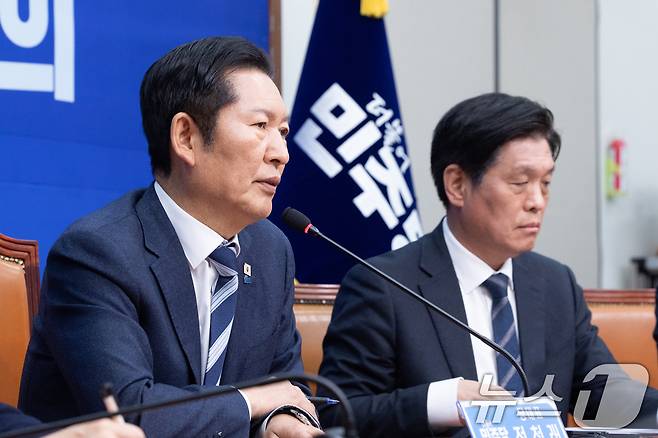 정청래 더불어민주당 대표가 3일 서울 여의도 국회에서 1인 1표제 당헌 개정안 중앙위원회 통과에 대한 입장을 밝히고 있다. 정 대표의 핵심 공약인 대의원-권리당원 1인 1표제 투표 결과는 590명 중 515명 참여, 찬성 60.58% 반대 39.42%로 가결됐다. 2026.2.3/뉴스1 ⓒ News1 이승배 기자