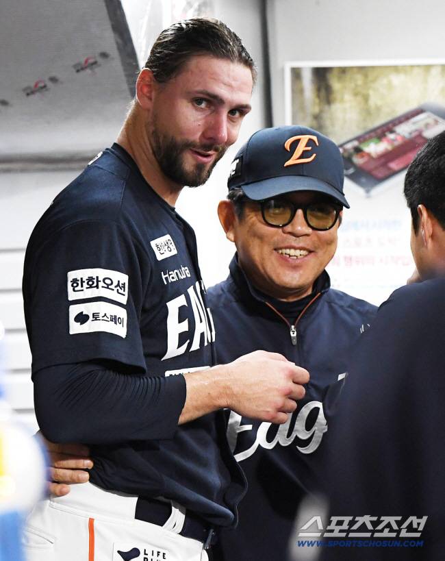 16일 광주 기아 챔피언스필드에서 열린 한화-KIA전. 6이닝 1실점으로 호투한 와이스를 양상문 투수코치가 격려하며 활짝 웃고 있다. 광주=정재근 기자 cjg@sportschosun.com/2025.9.16/