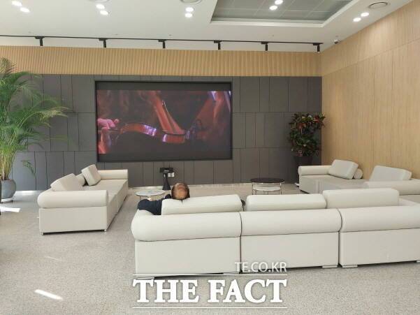 포항시립포은흥해도서관은 1층 로비에 호텔 수준의 휴게실을 갖추고 있다. 그런데도 2·3층 자료실 곳곳에 불필요한 쉼터를 조성해 '보여주기식 전시행정'이란 비판을 받고 있다. /박진홍 기자