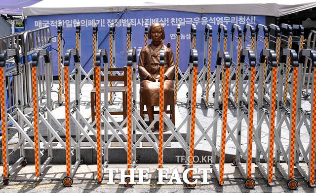 김 대표는 지난해 10월부터 위안부 피해자를 기리는 소녀상이 있는 학교 앞에서 철거 촉구 집회를 열고 있다. /이새롬 기자