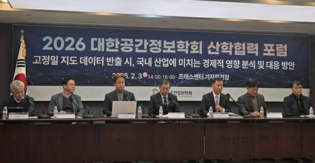 (왼쪽부터) 김대종 국토연구원 선임연구위원, 김주완 한국전자통신연구원 책임연구원, 윤준희 한국건설기술연구원 본부장, 박광목 이지스 대표, 신동빈 안양대 교수, 박창훈 웨이버스 대표, 위광제 지오스토리 최고비전책임자(CVO), 황정래 올포랜드 상무. (사진=지디넷코리아)