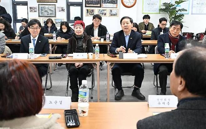 구윤철 경제부총리 겸 재정경제부 장관이 2일 설 명절 성수품 수급동향 및 설 민생안정대책의 이행상황 점검을 위해 천안 중앙시장을 방문해 시장 상인들과의 간담회를 통해 애로사항을 청취하고 있다. 재정경제부