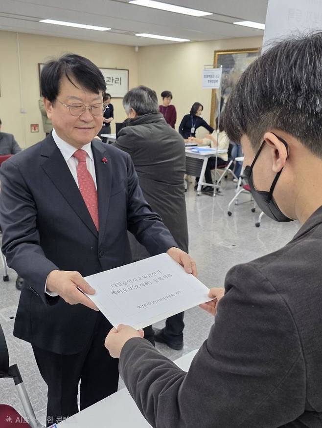 왼쪽이 오석진 전 대전시교육청 교육국장