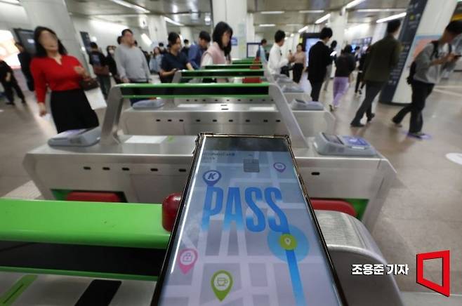 기존 알뜰교통카드 사업을 대체하는 'K-패스'가 서비스를 시작한 2일 서울 종로 광화문역에서 시민들이 지하철을 이용해 출근하고 있다. K-패스는 서울에서만 사용 가능한 정액권인 기후동행카드와는 달리 대부분의 지자체에서 사용할 수 있고 월 15회 이상 시내버스와 마을버스, 지하철, 광역버스, GTX 이용 시 다음달에 지출액의 일정 비율을 돌려준다. 사진=조용준 기자 jun21@