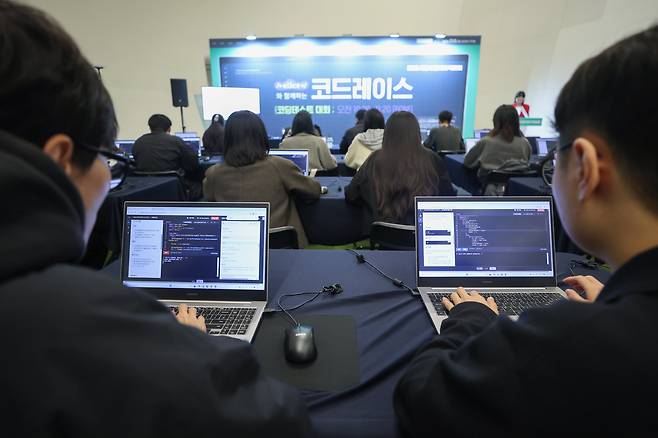 작년 11월 서울 동대문디자인플라자(DDP)에서 열린 2025 서울시 일자리 박람회에서 코딩 테스트 대회 '코드레이스'가 열리고 있다./ 연합뉴스