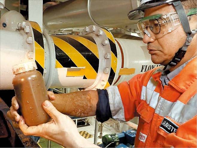 AP 연합뉴스일본 해양연구개발기구 연구원이 지난 1일 탐사선 ‘치큐’가 미나미토리시마 인근 심해에서 퍼 올린 희토류 함유 진흙이 든 병을 들고 있다.