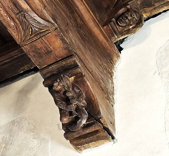 ‘머리들의 방(Sala delle Teste)’ 천장에 있는 까치발 조각. /박병원