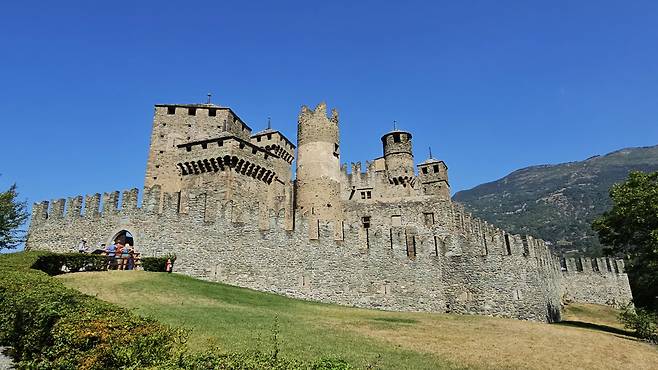 페니스성. 이 일대의 성들은 대개 정해진 시간에 가이드가 안내하는 투어로만 입장이 가능하니 표를 예매하는 게 좋다./박병원