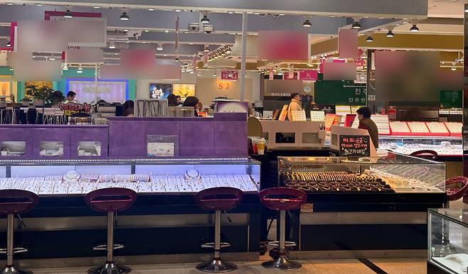 2일 오후 4시쯤 서울 종로구 종로3가역 인근 귀금속거리의 한 가게. /이호준 기자