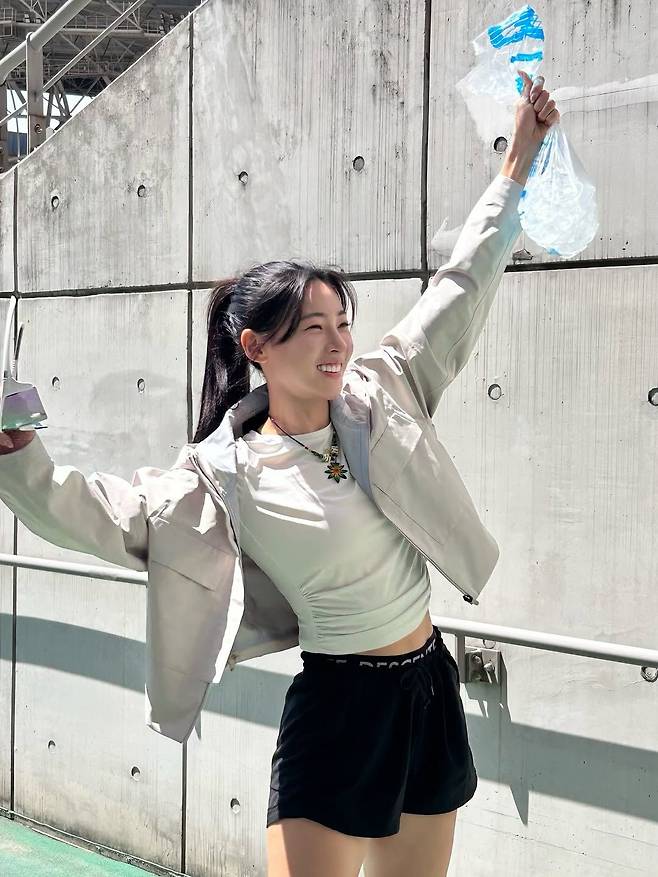 운동복을 다양한 방법으로 입는 김민지. 사진 인스타그램 @arb0r_day