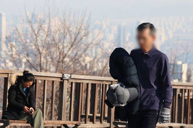 절기상 입춘을 하루 앞둔 3일 서울 용산구 남산공원에서 시민들이 겉옷을 벗은채 이동하고 있다. ⓒ 뉴시스