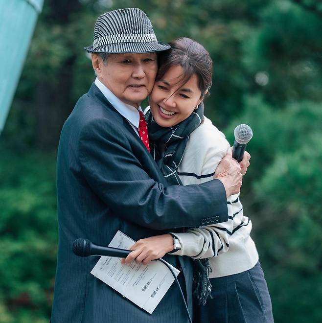 배우 신애라 씨(오른쪽)가 아버지 신영교 씨에게 못다 한 말을 전한 뒤 포옹하고 있다. 하이패밀리 제공