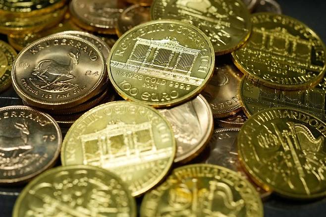 금 가격이 2일(현지시간) 하락세를 이어갔지만 JP모건과 도이체방크는 이런 약세가 저가 매수 기회라며 매수를 권고했다. AP 뉴시스