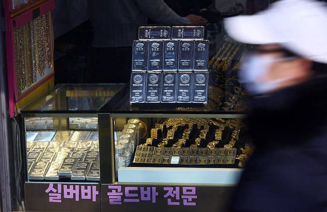 랠리를 이어가던 금·은값이 폭락하면서 향후 금값 전망에 관심이 쏠리고 있는 2일 서울 종로 금은방에 골드바와 실버바가 진열되어 있다.   뉴시스