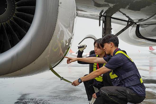 티웨이항공 정비사들이 항공기를 살펴보고 있다. 티웨이항공 제공