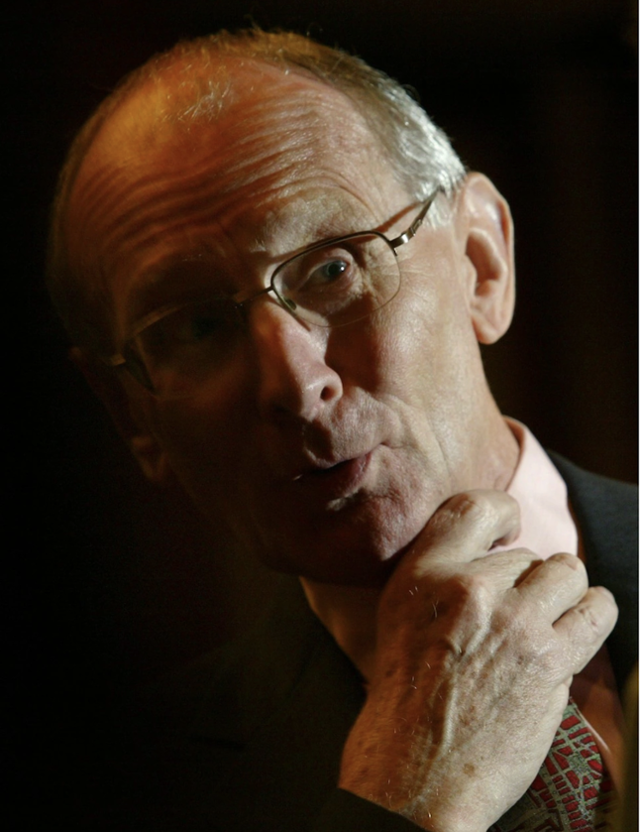 존 캐리는 1954년 영국 옥스퍼드대에 입학해 강사-교수-석좌교수-명예교수로 평생을 보낸 영문학자지만, 옥스퍼드 특유의 귀족적 속물주의에 비평으로 또 일상의 언어로 사납게 맞섰던 '아웃사이더'였다. 그는 귀족-엘리트 집단이 자신들의 고급 취향을 과시하는 망토처럼 순문학(예술)을 향유하고, 또 의도나 성취와 별개로 난해한 어휘와 문장으로 일반 독자를 유리시킨 모더니즘 작가들의 문학적 엘리트주의를 비판하고 경계했다. 2004년의 캐리. 사우스차이나모닝포스트, 게티이미지.