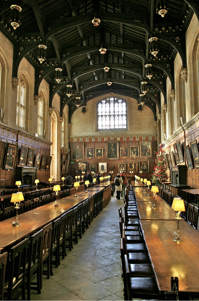 영화 '해리 포터' 시리즈에서 호그와트 대연회장으로 쓰인 옥스퍼드대 크라이스트처치 홀 전경. 크라이스트처치 칼리지는 옥스퍼드대의 가장 보수-귀족적인 칼리지 중 하나로, 학생 식당으로도 쓰이는 저곳에선 라틴어 식전기도가 지금도 전통으로 이어지고 있다고 한다. 위키피디아.