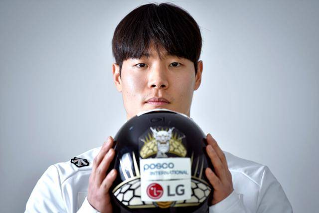 2026 밀라노·코르티나 담페초 동계올림픽에 출전하는 스켈레톤 국가대표 정승기가 최근 강원 평창동계훈련센터에서 거북선이 새겨진 헬멧을 들고 포즈를 취하고 있다. 평창=임지훈 인턴기자