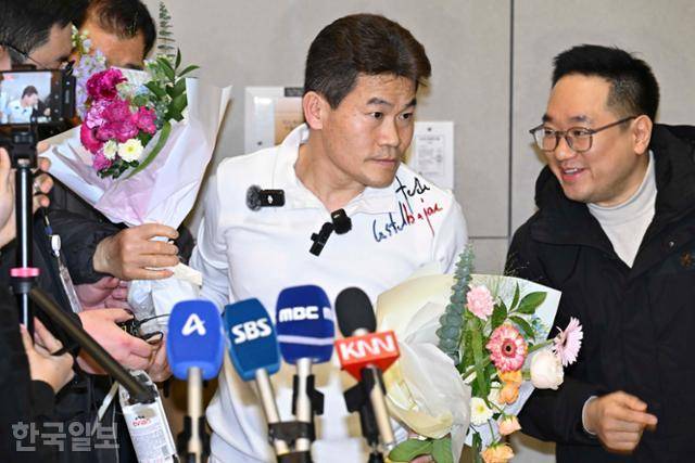 극우 유튜버 전한길씨가 3일 인천국제공항 제2여객터미널로 입국해 지지자들에게 환영받고 있다. 앞서 정보통신망법 위반, 내란 선전·선동 혐의로 고발된 전씨는 경찰 조사를 위해 162일 만에 귀국하겠다고 밝혔다. 영종도=강예진 기자