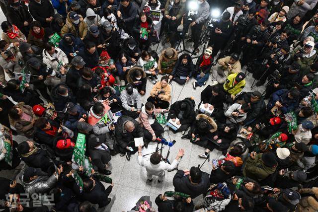 정보통신망법 위반, 내란 선전·선동 혐의로 고발된 극우 유튜버 전한길씨가 3일 인천국제공항 제2여객터미널로 입국해 기자회견을 하고 있다. 영종도=박지연 인턴기자