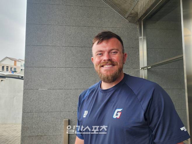 비슬리가 1일 대만 타이난 스프링캠프 현장에서 취재진과 인터뷰를 하고 있다. IS포토