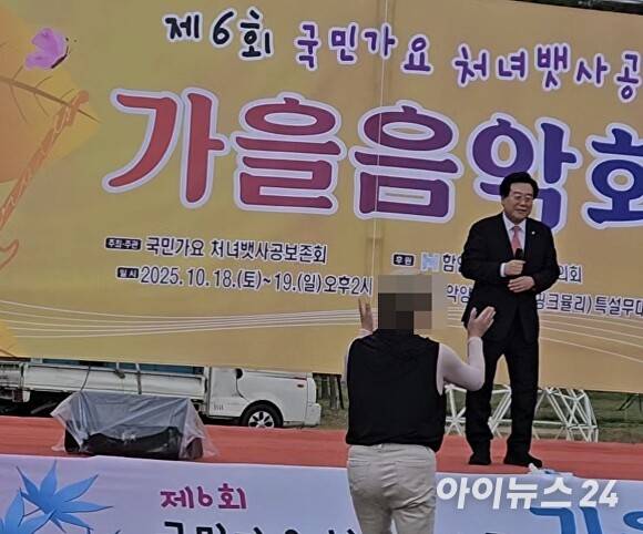 박상웅 국민의힘 의원이 국정감사 기간인 지난해 10월 18일 경남 함안군 악양생태공원 특설무대에서 노래하고 있다. [사진=독자 제공]