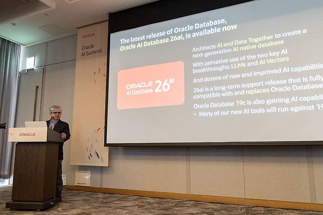 오라클 데이터베이스 26AI에 대해 설명 중인 티르탄카르 라히리 수석부사장 / 출처=IT동아