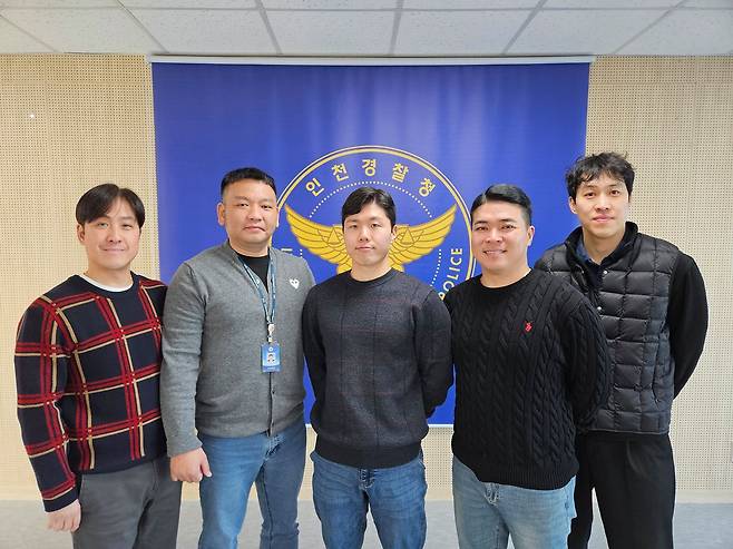 인천 대인고 허위 폭파 협박범을 검거해 대통령 특별 포상을 받은 인천경찰청 형사기동대1팀4반. 왼쪽부터 윤희철 경감, 박주완 경위, 고충식 경장, 최경준 경사, 이의균 경사. 변민철 기자