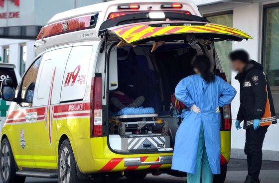 지난해 2월 대전의 한 대학병원 응급실 앞에 환자를 이송한 119구급차가 줄지어 대기하고 있다. 김성태 객원기자