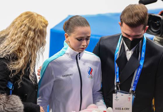 2022 베이징 올림픽 '도핑 파문'을 일으킨 카밀라 발리예바(가운데). 연합뉴스