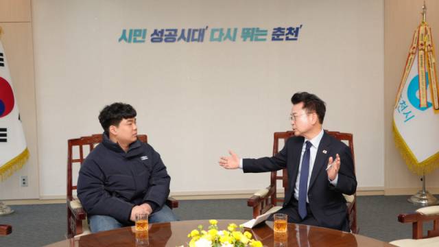 ▲ 육동한 춘천시장과 춘천 성수고에 재학 중인 임태훈(사진 왼쪽) 학생이 2일 춘천시청에서 지역 청소년 복지정책에 대해 의견을 나눴다.