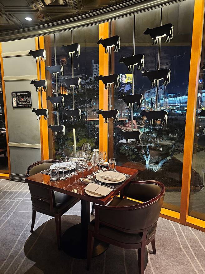 와인 디너가 열리는 호텔 2층, BLT스테이크. 오픈 키친을 중심으로 넓은 홀이 마련되어 있다(사진=정상미)