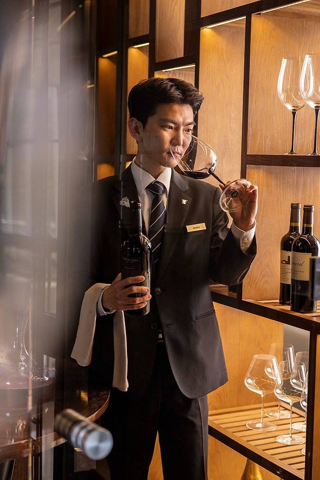 JW 메리어트 동대문 스퀘어 서울의 정우재 소믈리에(사진=JW Marriott Dongdaemun Suqare Seoul)