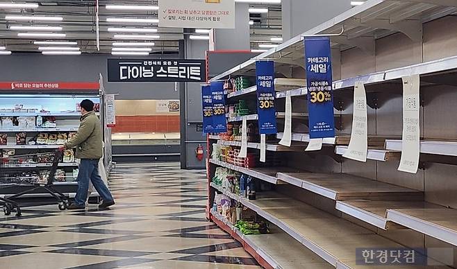 홈플러스 안산고잔점 마지막 영업일에 한 시민이 마트를 둘러보고 있다. 사진=오세성 한경닷컴 기자