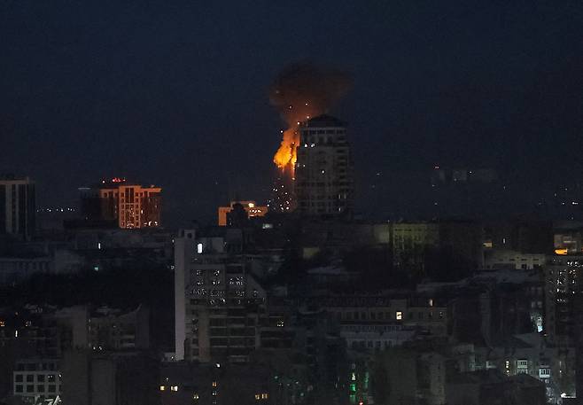 3일(현지시간) 우크라이나 키이우에서 러시아의 무인기(드론) 공격을 받은 아파트 건물에서 화재가 발생하고 있다. 로이터연합뉴스