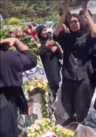 이란 반정부 시위에 참여했다 유혈 진압으로 사망한 이의 장례식에서 가족들이 음악에 맞춰 박수를 치고 춤을 추고 있다. 출처 엑스