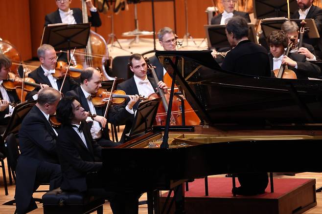 Pianist Lim Yunchan performs with Dresden Staatskapelle, conducted by Chung Myung-whun, Friday at the Pyeongtaek Arts Center in Gyeonggi Province. (PAC)