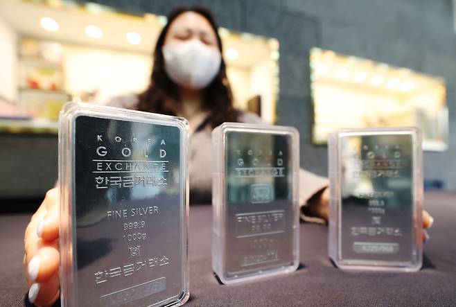 Silver bars are displayed at the Korea Gold Exchange in Jongno, central Seoul. [YONHAP]