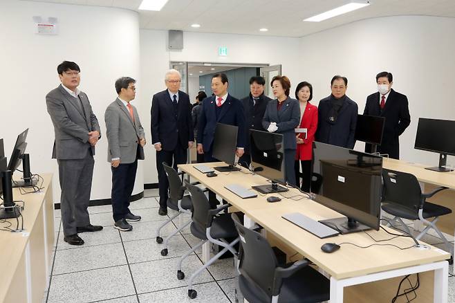 신일희 계명대 총장과 조재구 남구청장을 비롯한 내빈들이 ‘대구 남구 창업 플랫폼’ 시설을 살펴보고 있다. 계명대 제
