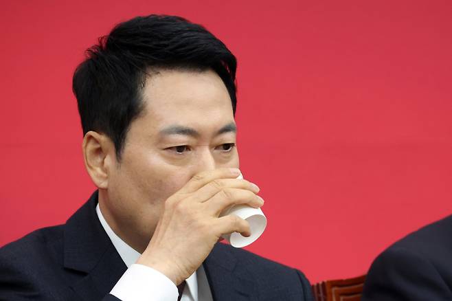 장동혁 국민의힘 대표가 지난 2일 국회에서 열린 최고위원회의에서 물을 마시고 있다. 연합뉴스