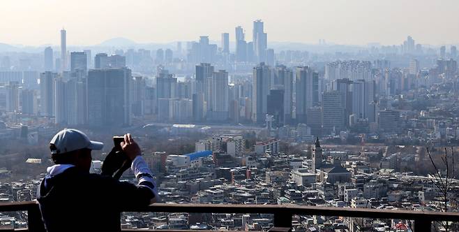 서울 남산 전망대에서 바라본 시내 곳곳에 아파트 단지가 빼곡하게 들어서 있는 모습 [연합뉴스]