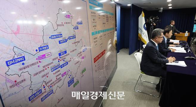 김윤덕 국토교통부 장관이 29일 서울 종로구 정부서울청사에서 도심 주택공급 확대 및 신속화 방안을 발표하고 있다.  [사진=이승환 기자]