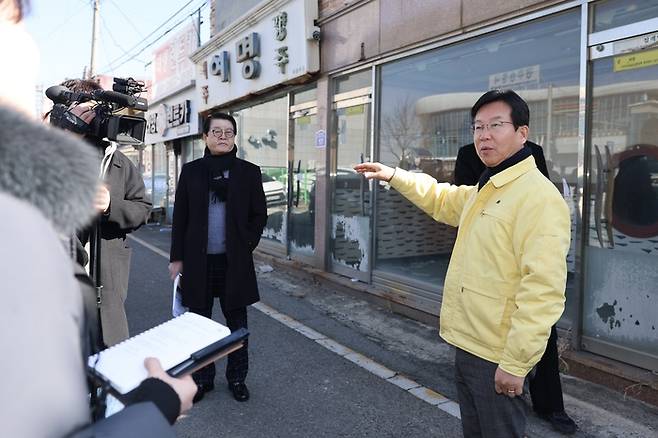 박병규 광주 광산구청장이 3일 오후 광주송정역 맞은편 골목에서 해당 부지를 공영주차장과 쌈지쉼터로 조성하는 도시환경 개선 사업을 추진한다고 밝혔다. [광주 광산구]