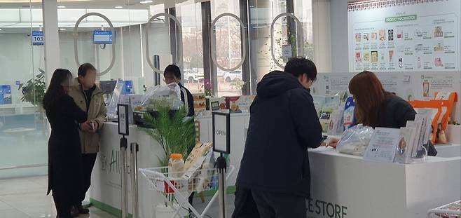 서울 김포국제공항 국제선 1층에 마련된 'K쌀' 팝업스토어에서 일본인 관광객이 쌀을 구입하기 위해 문의하고 있다. 지홍구 기자