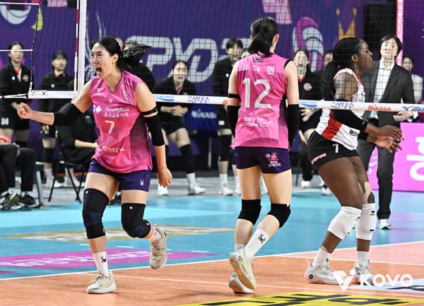 최은지는 이날 4세트 결정적인 블로킹을 해냈다. 사진 제공= KOVO