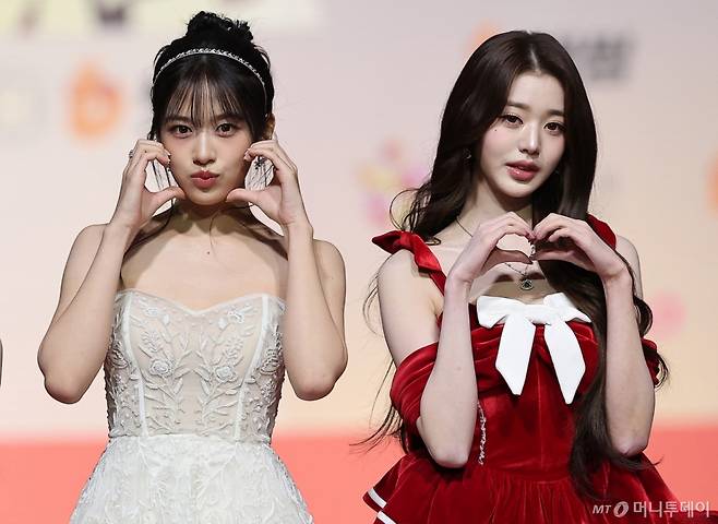 (인천=뉴스1) 김진환 기자 = 걸그룹 아이브 안유진과 장원영이 25일 인천 영종도 인스파이어에서 열린 ‘2025 SBS 가요대전' 레드카펫 행사에 참석해 포즈를 취하고 있다. 2025.12.25/뉴스1  Copyright (C) 뉴스1. All rights reserved. 무단 전재 및 재배포,  AI학습 이용 금지. /사진=(인천=뉴스1) 김진환 기자